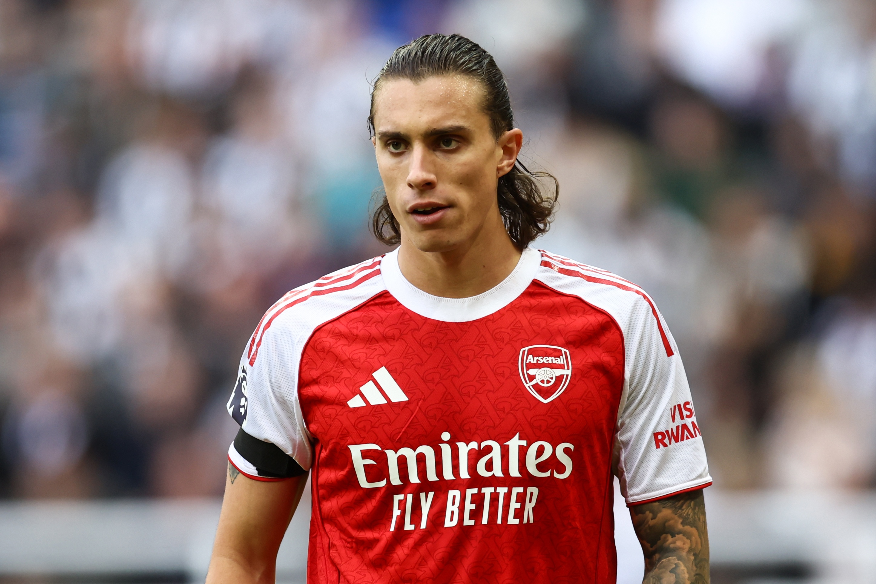 开云娱乐-英媒：萨利巴、梅里诺等4人缺席周二训练，卡拉菲奥里参加训练